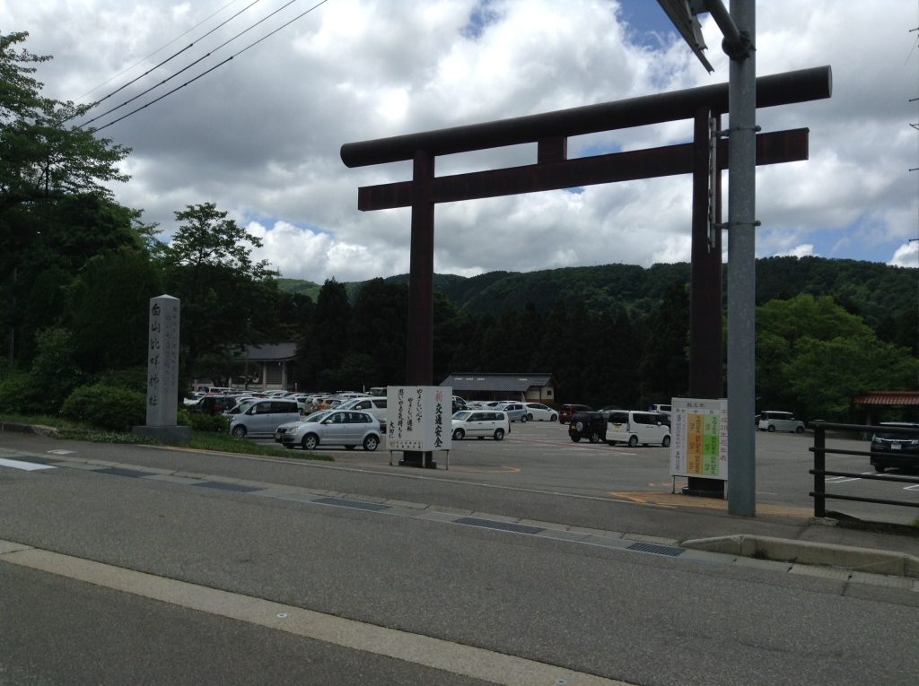 駐車場前