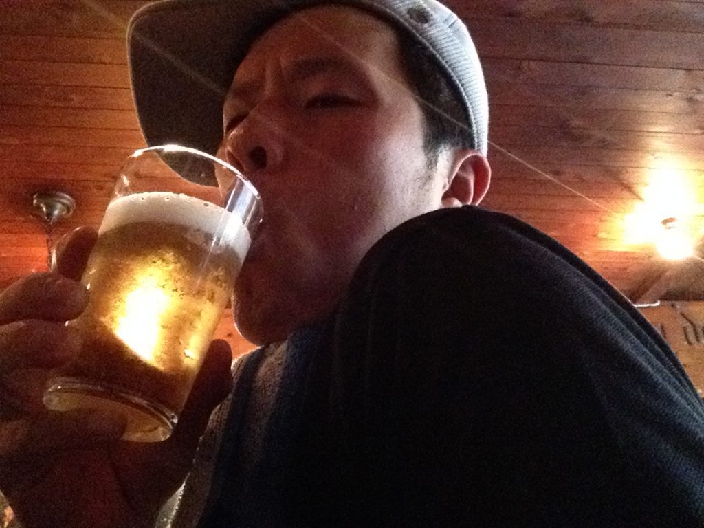 飲む男