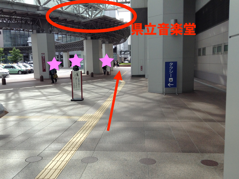 東口から音楽堂