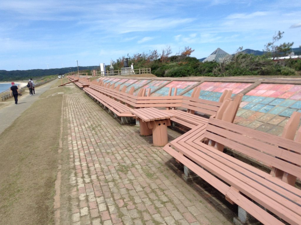 長いベンチ