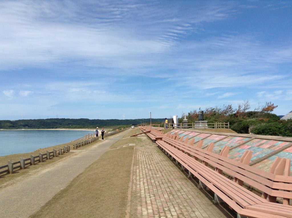 長いベンチ
