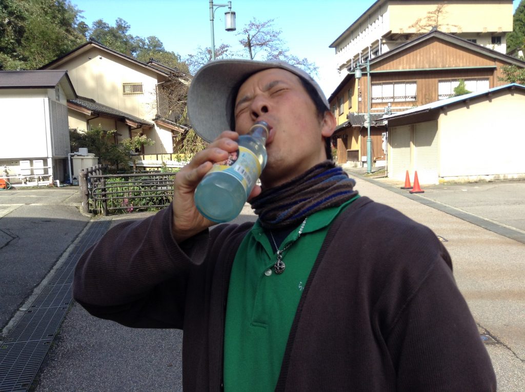 飲む