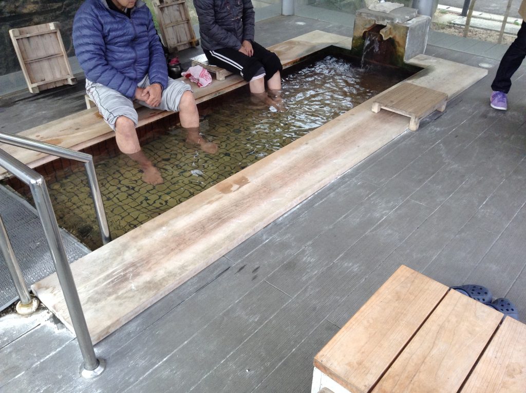 結びの足湯