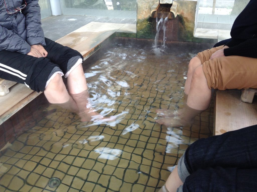 結びの足湯