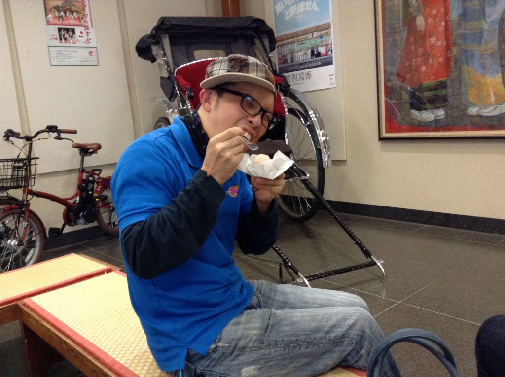 温泉卵を食べる